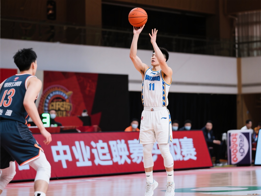 祝铭震三分命中,南京季后赛首战客场5-0领先新疆开局占优 作为南京队的重要得分手,祝铭震在本场比赛