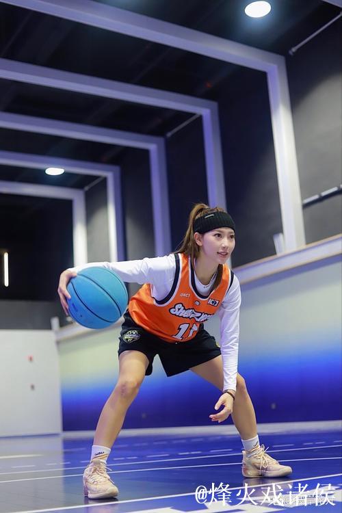 姑娘优雅转体上篮,姿态真帅气! 姑娘优雅转体上篮,姿态真帅气!